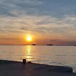 Holidays House - Bella Nicol *