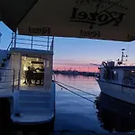 Holidays House - Bella Nicol * Koper