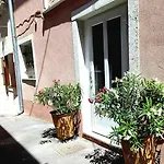 House - Bella Nicol * Koper