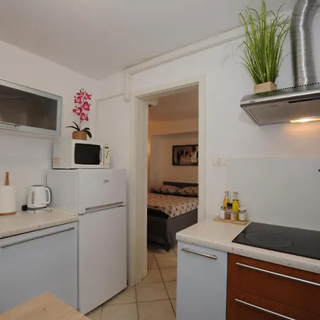 Holidays House - Bella Nicol