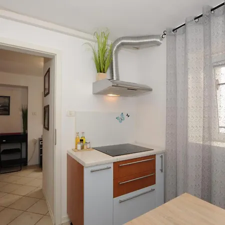 Holidays House - Bella Nicol *