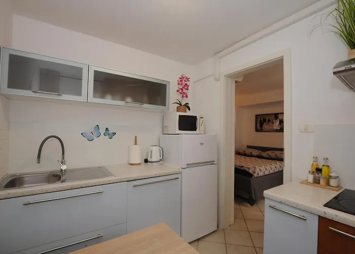 Holidays House - Bella Nicol *