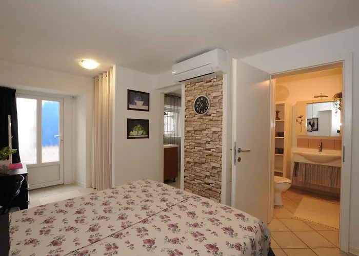 Holidays House - Bella Nicol * Koper