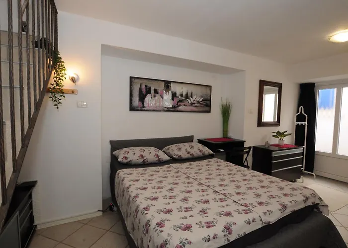 Holidays House - Bella Nicol * Koper